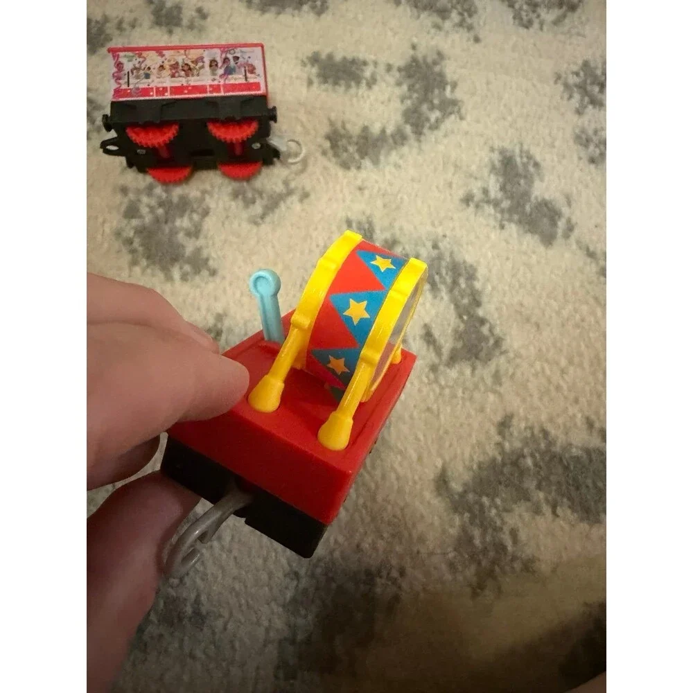Motorized golden Thomas engine and cargo cars